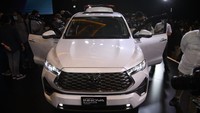 Innova Zenix memiliki panjang 4.755 mm dengan wheelbase 2.850 mm sehingga posisi velg lebih dekat ke sudut bumper. Tampilannya makin gagah dengan side body moulding dan rocker body moulding tebal serta velg berukuran besar. Tipe Q HV menggunakan velg alloy 18 inchi, tipe V memakai velg alloy 17 inchi dan tipe G punya velg alloy 16 inchi.
