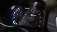 Di sisi lain, Toyota Kijang Innova Zenix Hybrid EV menggabungkan mesin TNGA 2.000 cc M20A-FXS (152 PS pada 6.000 rpm dan torsi maksimal 187,3 Nm pada 4.400-5.200 rpm) dengan motor listrik berdaya 113 PS dan torsi 205,9 Nm. Hasilnya, tenaga gabungan mencapai 186 PS. Tenaganya meningkat dibanding Innova Reborn bensin (139 PS) maupun diesel (149 PS). Toyota Kijang Innova Zenix Hybrid EV dibekali baterai hybrid Ni-MH yang dikemas dalam paket compact dan disimpan di bawah kedua jok depan tanpa mengurangi ruang di area kabin.
