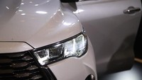 Kijang Innova Zenix tersedia dalam tujuh tipe yang dibagi menjadi tiga tipe utama, yaitu Q, V, dan G. Mobil ini pun ditawarkan dengan lima pilihan warna yaitu Platinum White Pearl, Silver Metalic, Gray Metalic, Attitude Black, dan Dark Steel Metalic. Innova Zenix dengan warna Platinum White Pearl termasuk warna premium yang harganya sedikit lebih mahal.