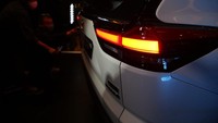 Di belakang, ciri khas crossover tangguh tergambar dari desain bodi yang kokoh, sudut pilar D yang lebih landai, serta diperkuat oleh diffuser dan rear spoiler.