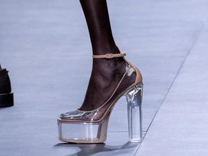 Setelah Naked Dress, Giliran Naked Shoes Jadi Tren Sepatu 2023