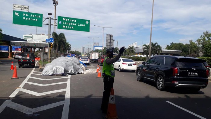 Truk muat pakan ternak terguling usai tabrak pembatas Tol Tomang