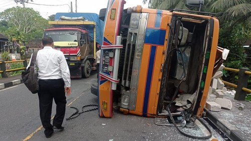 Truk Terguling di Tabanan