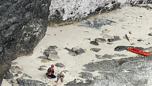 Petugas saat melakukan evakuasi terhadap turis domestik yang terjatuh dari tebing Broken Beach Nusa Penida