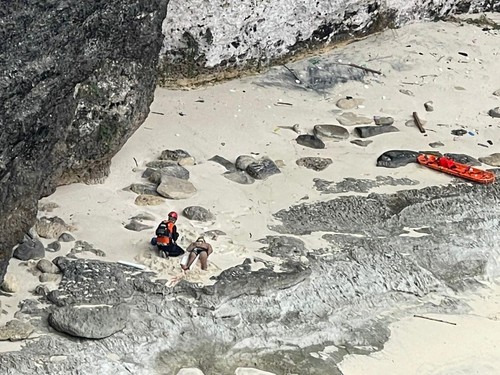 Petugas saat melakukan evakuasi terhadap turis domestik yang terjatuh dari tebing Broken Beach Nusa Penida