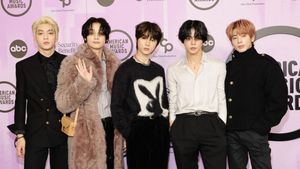 8 Gaya Personel TXT, Debut Jadi Rockstar di AMA 2022 Pakai Saint Laurent