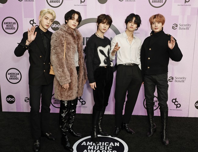 Pertama kali menghadiri American Music Awards, TXT memastikan gayanya harus maksimal. Busana bernuansa monokrom dari Yves Saint Laurent (YSL) menjadi andalan boyband Korsel yang belum lama ini konser di Indonesia. (Foto: Getty Images/Frazer Harrison)