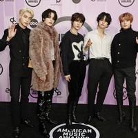 Pertama kali menghadiri American Music Awards, TXT memastikan gayanya harus maksimal. Busana bernuansa monokrom dari Yves Saint Laurent (YSL) menjadi andalan boyband Korsel yang belum lama ini konser di Indonesia. (Foto: Getty Images/Frazer Harrison)