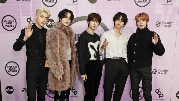 LOS ANGELES, CALIFORNIA - NOVEMBER 20: (EDITORIAL USE ONLY) (L-R) (L-R) Soobin, HueningKai, Beomgyu, Yeonjun and Taehyun of TOMORROW X TOGETHER aka TXT attend the 2022 American Music Awards at Microsoft Theater on November 20, 2022 in Los Angeles, California. (Photo by Frazer Harrison/Getty Images)