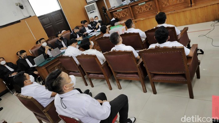 Sidang kasus pembunuhan Brigadir Yosua Hutabarat kembali dilanjutkan, Senin (21/11). Sebelumnya, sidang dihentikan akibat gempa bumi yang terasa hingga PN Jaksel.