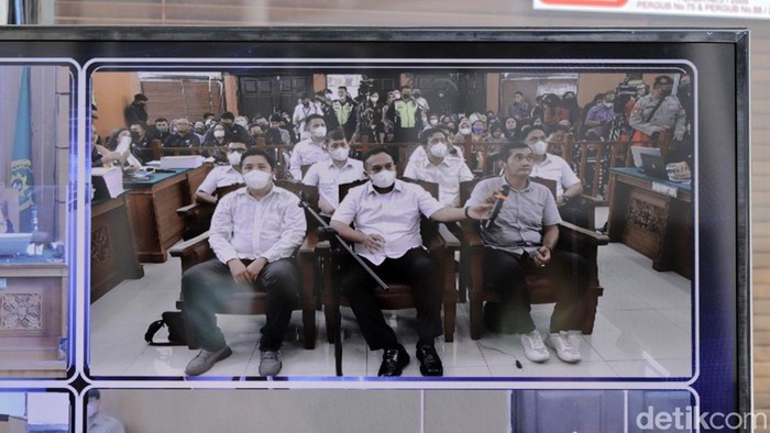 Sidang kasus pembunuhan Brigadir Yosua Hutabarat kembali dilanjutkan, Senin (21/11). Sebelumnya, sidang dihentikan akibat gempa bumi yang terasa hingga PN Jaksel.