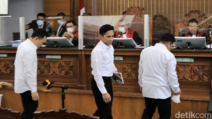 Usai Gempa, Sidang Pembunuhan Yosua Kembali Dilanjutkan Sidang kasus pembunuhan Brigadir Yosua Hutabarat kembali dilanjutkan, Senin (21/11). Sebelumnya, sidang dihentikan akibat gempa bumi yang terasa hingga PN Jaksel.