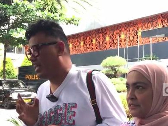 Uya Kuya saat mendatangi Polda Metro Jaya.