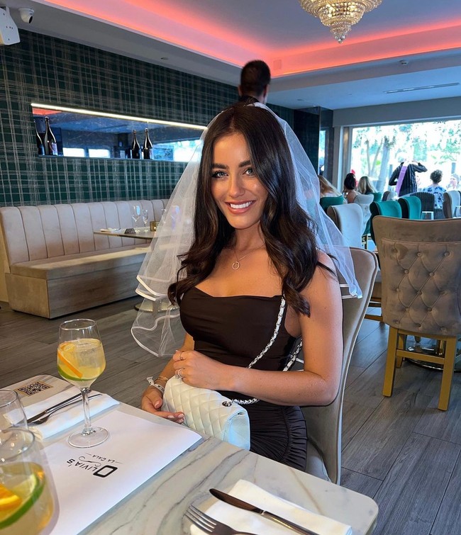 Fern Hawkins dikenal rutin menemani suaminya dalam berbagai pertandingan. Istri Harry Maguire itu sebelumnya juga terbang ke Rusia untuk mendukung suami di semifinal. Foto: Instagram