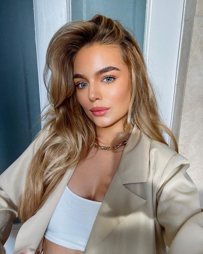 Georgina Irwin yang sering mengunggah pose-pose seksinya ketika liburan ke pantai juga tak ingin ketinggalan. Dia adalah tunangan Aaron Ramsdale yang bekerja sebagai pramugari British Airways.Foto: Instagram