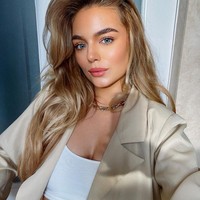 Georgina Irwin yang sering mengunggah pose-pose seksinya ketika liburan ke pantai juga tak ingin ketinggalan. Dia adalah tunangan Aaron Ramsdale yang bekerja sebagai pramugari British Airways.Foto: Instagram