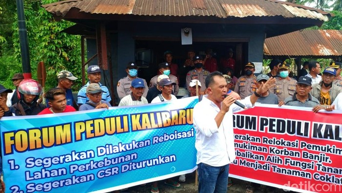 warga korban banjir kalibaru banyuwangi demo