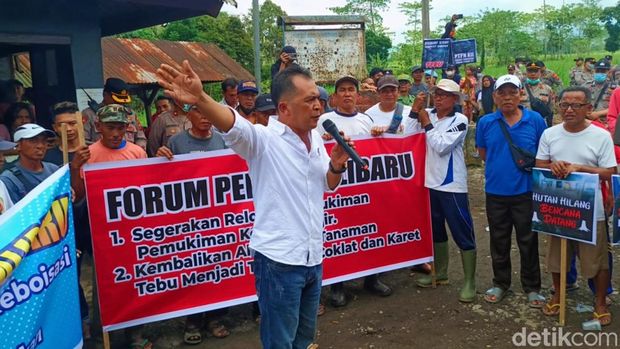 warga korban banjir kalibaru banyuwangi demo
