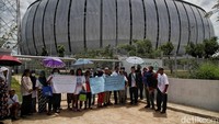 Polemik terjadi saat ini, warga calon penghuni Kampung Susun Bayam (KSB) masih menagih janji untuk bisa menghuni unit tersebut. Ketua Koperasi Persaudaraan Warga Kampung Bayam, Asep Suwenda (54), menyampaikan, saat peresmian pada Oktober lalu, calon penghuni dijanjikan bisa menempati Kampung Susun Bayam per 20 November. Namun hingga saat ini warga belum juga bisa menerima kunci hunian. Pradita Utama/detikcom