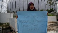 Tulisan lainnya adalah kami nagih janji tanggal 20 siap huni, mana janjinya JAKPRO. 