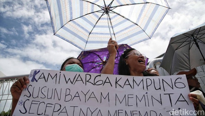 Warga calon penghuni Kampung Susun Bayam (KSB) menggelar aksi unjuk rasa di kawasan JIS, Jakarta Utara. Mereka menagih janji untuk bisa menempati rumah susun tersebut, Senin, 21/11/2022.