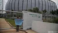 Salah satu poster itu bertulisan Kami warga KSB meminta hak untuk segera menempati hunian KSB karena kami selama ini hanya menerima janji-janji manis. 