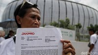 Ketua Koperasi Persaudaraan Warga Kampung Bayam, Asep Suwenda (54), menyampaikan, saat peresmian pada Oktober lalu, calon penghuni dijanjikan bisa menempati Kampung Susun Bayam per 20 November. Namun hingga saat ini warga belum juga bisa menerima kunci hunian. (Pradita Utama/detikcom)  