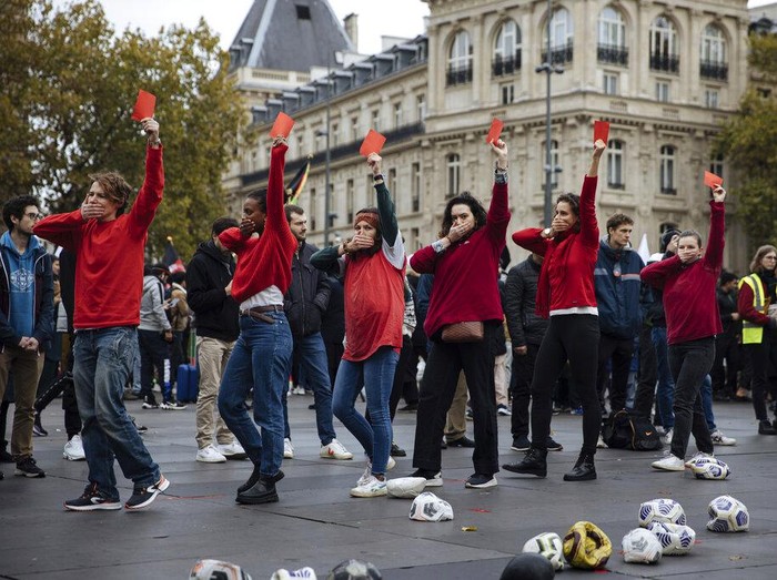 Warga Paris melakukan unjuk rasa untuk Boikot Piala Dunia di Jalanan. Mereka melakukan segala macam aksi untuk menanggapi isu hak asasi manusia.