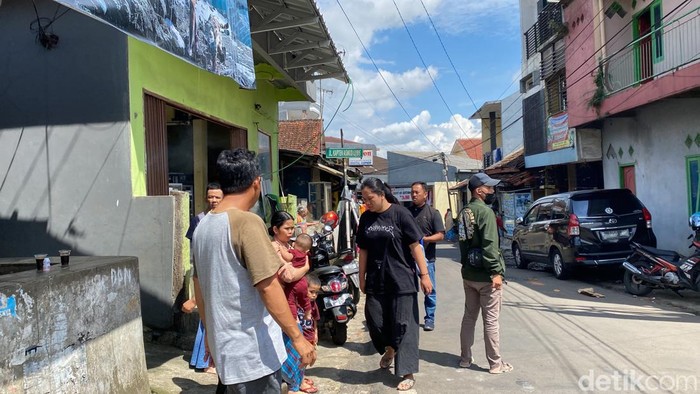 Warga Sukabumi berhamburan ke luar