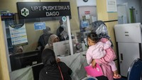 Seorang ibu mendaftarkan anaknya untuk menjalani imunisasi polio di Puskesmas Dago, Bandung, Jawa Barat, Senin (21/11/2022). Kementerian Kesehatan mendeklarasikan Kejadian Luar Biasa (KLB) polio menyusul penemuan satu kasus polio tipe 2 di Aceh.