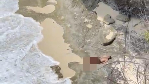 Seorang wisatawan jatuh dari tebing Broken Beach Nusa Penida saat hendak foto, Senin (21/11/2022)