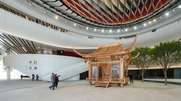 Dibangun dengan tujuan melestarikan dan memamerkan bentuk seni pertunjukan tradisional opera Kanton, Xiqu Center adalah gedung pertunjukan pemenang penghargaan yang menampilkan produksi opera Kanton kelas dunia untuk traveler. (dok. HKTB)