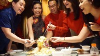 Beranggotakan Ayu Dewi, Luna Maya, Edric Tjandra, Melaney Ricardo dan Iwet Ramadhan. Geng Menteri Ceria ini sudah dibentuk sejak lama. Salah satu agenda favorit mereka adalah ngumpul dan makan-makan bareng. Foto: Instagram/YouTube