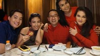 Hadir ke acara makan malam Imlek, mereka berlima kompak kenakan bernuansa merah di salah satu restoran China. Foto: Instagram/YouTube