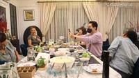 Meski sempat renggang, tapi hubungan Ayu dengan Geng Menteri Ceria kini kembali harmonis dan kompak. Acara makan-makan di rumah dengan menu es kelapa segar, hingga masaka rumahan jadi menunya. Foto: Instagram/YouTube