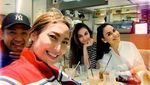 10 Potret Keseruan Ayu Dewi Saat Makan Bareng Geng Menteri Ceria