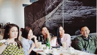 Semuanya hadir, agenda mereka tetap ngopi dan nongkrong di salah satu kafe. Topik pembicaraan mereka tak pernah habis. Foto: Instagram/YouTube