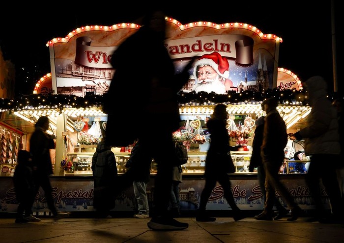 BERLIN, GERMANY - NOVEMBER 21: A view from a traditional Christmas market as held by the effect of the energy crisis in Berlin, Germany on November 21, 2022. Various products such as souvenirs, local food and beverages, jewelry, ornaments, clothing, trinkets and homemade Christmas decorations are sold in the traditional Christmas markets, which are mostly set up in wide squares and streets in city centers. This year, during the almost 2000 Christmas markets set up throughout Germany, energy crisis came to the fore. (Photo by Abdulhamid Hosbas/Anadolu Agency via Getty Images)