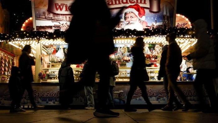 BERLIN, GERMANY - NOVEMBER 21: A view from a traditional Christmas market as held by the effect of the energy crisis in Berlin, Germany on November 21, 2022. Various products such as souvenirs, local food and beverages, jewelry, ornaments, clothing, trinkets and homemade Christmas decorations are sold in the traditional Christmas markets, which are mostly set up in wide squares and streets in city centers. This year, during the almost 2000 Christmas markets set up throughout Germany, energy crisis came to the fore. (Photo by Abdulhamid Hosbas/Anadolu Agency via Getty Images)