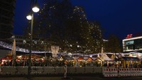 Lampu yang menghiasi pohon natal juga kini tidak terlalu banyak seperti dulu. Foto: Anadolu Agency via Getty Images/Anadolu Agency