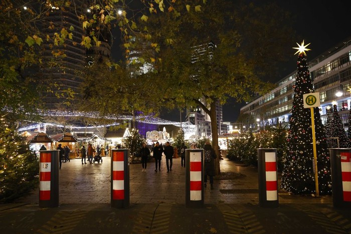 1244976236 BERLIN, GERMANY - NOVEMBER 21: A view from a traditional Christmas market as held by the effect of the energy crisis in Berlin, Germany on November 21, 2022. Various products such as souvenirs, local food and beverages, jewelry, ornaments, clothing, trinkets and homemade Christmas decorations are sold in the traditional Christmas markets, which are mostly set up in wide squares and streets in city centers. This year, during the almost 2000 Christmas markets set up throughout Germany, energy crisis came to the fore. (Photo by Abdulhamid Hosbas/Anadolu Agency via Getty Images)