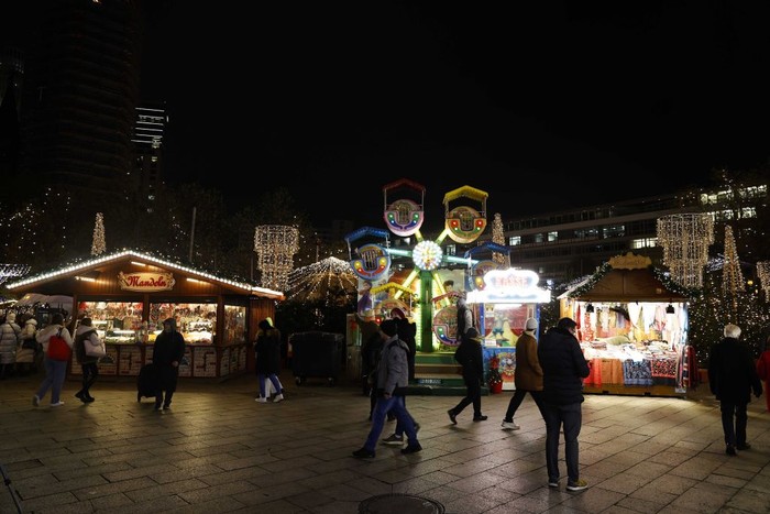 BERLIN, GERMANY - NOVEMBER 21: A view from a traditional Christmas market as held by the effect of the energy crisis in Berlin, Germany on November 21, 2022. Various products such as souvenirs, local food and beverages, jewelry, ornaments, clothing, trinkets and homemade Christmas decorations are sold in the traditional Christmas markets, which are mostly set up in wide squares and streets in city centers. This year, during the almost 2000 Christmas markets set up throughout Germany, energy crisis came to the fore. (Photo by Abdulhamid Hosbas/Anadolu Agency via Getty Images)