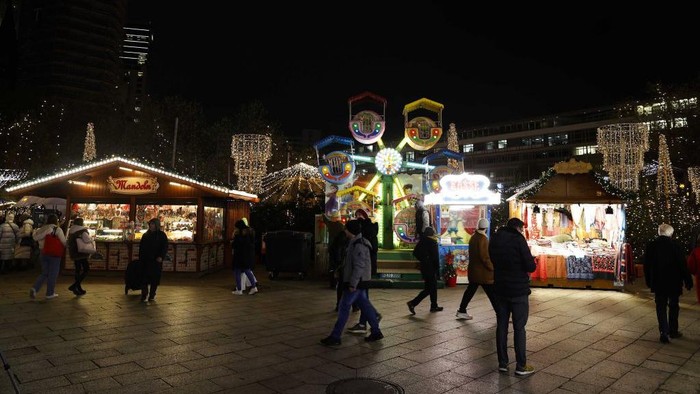BERLIN, GERMANY - NOVEMBER 21: A view from a traditional Christmas market as held by the effect of the energy crisis in Berlin, Germany on November 21, 2022. Various products such as souvenirs, local food and beverages, jewelry, ornaments, clothing, trinkets and homemade Christmas decorations are sold in the traditional Christmas markets, which are mostly set up in wide squares and streets in city centers. This year, during the almost 2000 Christmas markets set up throughout Germany, energy crisis came to the fore. (Photo by Abdulhamid Hosbas/Anadolu Agency via Getty Images)