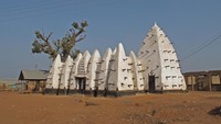 Inilah Masjid Larabanga yang merupakan masjid bersejarah di Ghana, Afrika Barat dan telah berdiri sejak 1421 atau abad ke-17 menurut sejumlah pendapat. Sebab itu pula, menurut situs Architects Registration Council Of Ghana, masjid ini dijuluki Makkah-nya Afrika Barat.