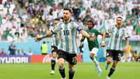 Guna menjaga tubuhnya agar tetap terhidrasi, sang ahli gizi selalu meminta Messi untuk tidak melupakan air mineral. Dr Poster menyebut air meminum air mineral secara rutin menjaga kelenturan otot. (Foto: Getty Images/Catherine Ivill)