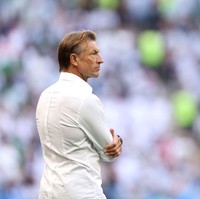 Kemenangan tim nasional Arab Saudi atas Argentina (2-1) di Piala Dunia 2022 Qatar belum lama ini tentu mustahil terwujud tanpa andil sang pelatih, Herve Renard. Mungkin tidak akan kejadian pula jika Herve memakai kemeja selain berwarna putih. (Foto: FIFA via Getty Images/Hector Vivas - FIFA)