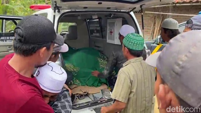 Ambulans yang membawa tujuh orang santri asal Brebes korban gempa Cianjur, Selasa (22/11/2022).