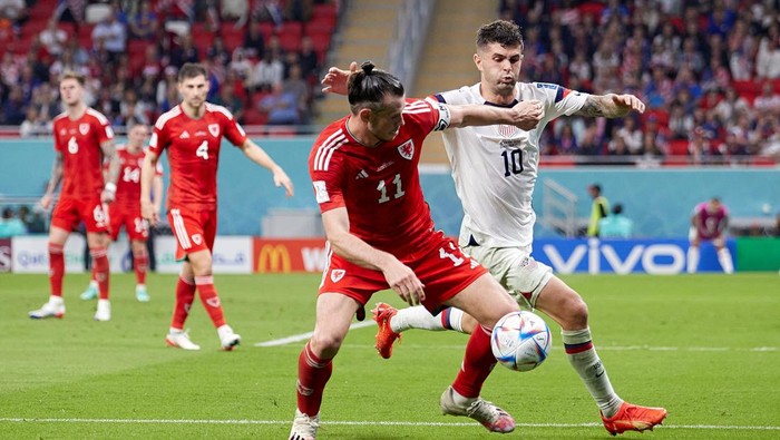 USA v Wales: Group B - FIFA World Cup Qatar 2022
DOHA, QATAR - NOVEMBER 21: Christian Pulisic of United States of America competes for the ball with Gareth Bale of Wales during the FIFA World Cup Qatar 2022 Group B match between USA and Wales at Ahmad Bin Ali Stadium on November 21, 2022 in Doha, Qatar. (Photo by Juan Luis Diaz/Quality Sport Images/Getty Images)