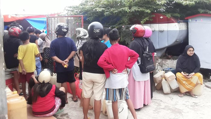 Sejumlah warga antre minyak tanah di Kupang, Selasa (22/11/2022).
