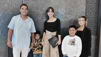 Tak bisa meninggalkan anaknya lama-lama, sering kali Ardi dan Nia mengajak ketiga anaknya hangout. Sweet banget ya!